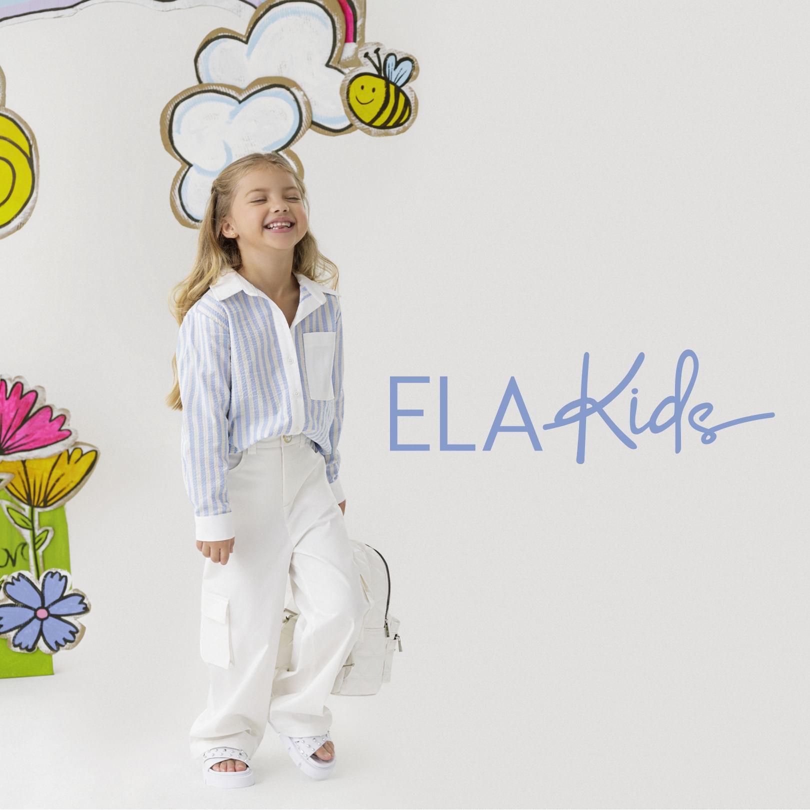 Foto de modelo niña usando blusa manga larga de rayas azules y pantalón ELA color blanco