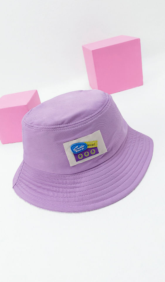 Foto de bucket hat color morado de la marca ELA 