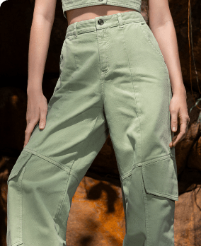 Foto de modelo usando pantalón cargo color verde de la marca ELA 