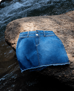 Foto de falda jean corta con dos botones de la marca ELA