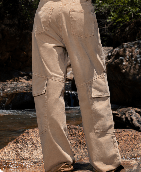 Foto de pantalón cargo color beige de la marca ELA