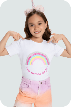 Foto de niña usando camiseta blanca con estamapado, short en degrade y balaca de unicornio .