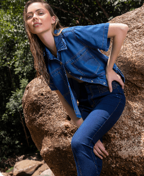 Foto de mujer usando total look en denim: blusa de jean manga corta y jean skinny