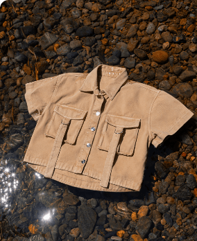 Foto de blusa corta con bolsillos y botones plateados color tierra